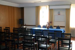 雷森迪Douro Marina Hotel & SPA的一间会议室,配有蓝色的桌子和椅子