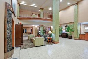 海登三重娱乐度假套房酒店的大厅,带有沙发和楼梯的酒店