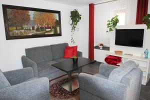 PeitzPension-Maustmühle的客厅配有沙发、两把椅子和一张桌子
