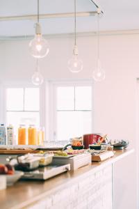 林雪平斯坦霍曼农场住宿加早餐旅馆的厨房在柜台上放有盘子