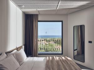 蒂锡利维赞特玛利斯套房酒店 - 仅限成人入住的一间卧室设有一张床和一个大窗户