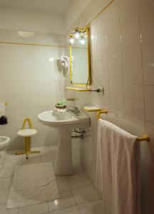 卡利亚里昆德利佛利欧酒店的一间带水槽和镜子的浴室