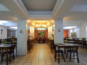 弗洛里亚诺波利斯勃律盖曼酒店的一间带桌椅和吊灯的用餐室