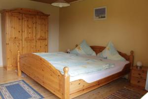 阿尔恩布鲁克Ferienwohnungen Baur的一间卧室,卧室内配有一张木床