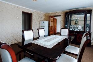 沃洛格达斯帕萨凯酒店的一间带桌椅和冰箱的用餐室
