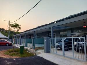 艾尔克如Ana Homestay Ayer Keroh Melaka的一座带停车场的大楼,设有车库