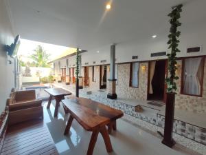 珀尼达岛Gedhong Hostel的客房设有木桌和长凳。
