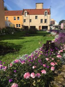 爱丁堡Haddington George House的一座花园,在一座建筑前种有鲜花