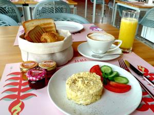 贝鲁特Bossa Nova Beirut Hotel的餐桌,桌上放着一盘食物和面包,还有一杯咖啡