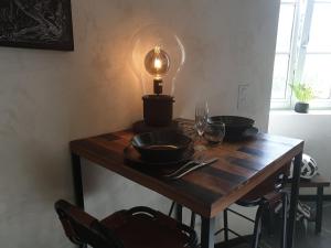 多勒Tour de Lacuzon的一张木桌,上面有灯