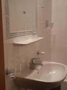 基茨比厄尔Pension Feiersinger的白色的浴室设有水槽和镜子