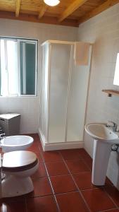 圣维森特费雷拉StoneWood Lodge AL的带淋浴、卫生间和盥洗盆的浴室