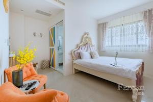 五结法藍旅店 宜蘭包棟首選的一间卧室配有一张床和一张橙色椅子