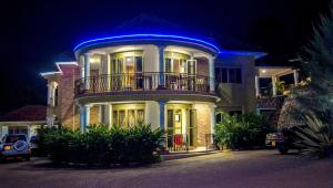 卡巴莱Jowillis Hotel的蓝色灯的大房子