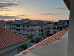 马帝斯兹罗Appartamento Casa Elettra的从建筑物屋顶欣赏日落美景