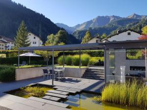 ValendasCarrera - Ferienhaus mit Traumgarten (120m2) für max. 2 Personen的凉亭配有桌椅和池塘