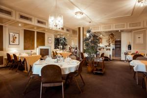 德莱蒙勒纳申尔酒店的一间带桌椅和吊灯的餐厅
