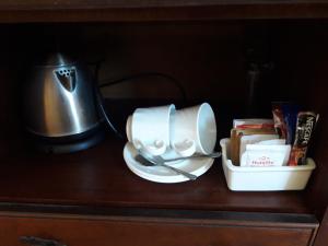NongomaThokazi Royal Lodge的木柜,茶壶和茶壶