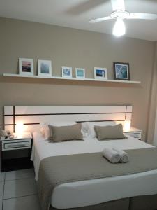卡波布里奥马列酒店的卧室配有一张白色大床
