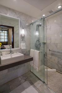 圣胡安艾尔康文托酒店的一间带水槽和玻璃淋浴的浴室