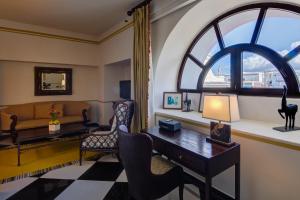 圣胡安艾尔康文托酒店的客厅配有书桌和窗户。