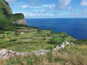 Lajes das FloresA casa do Tí Mendonça的从山顶上可欣赏到海景