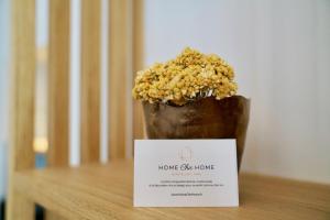 蒙彼利埃Home Chic Home - Les Suites de La Comédie的花瓶,花朵放在桌子上