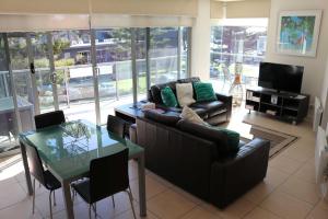 卡尔斯海浪507公寓的客厅配有沙发和桌子