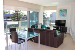 卡尔斯海浪507公寓的带沙发和玻璃桌的客厅