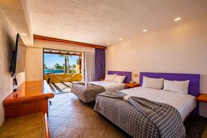 卡波圣卢卡斯洛斯庭院酒店的酒店客房设有两张床和一个阳台。