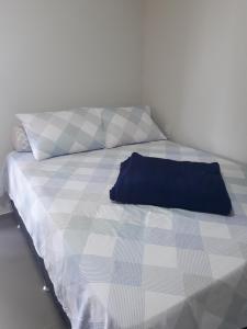 MartinsVivendas da Serra Chalés的床上有蓝色枕头