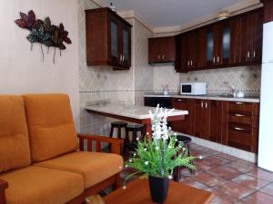 IsoraCasa Rural Casa Carlos的一间配有沙发和桌子的厨房