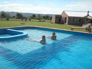 诺诺El Mirador de Nono的两个女孩在游泳池游泳