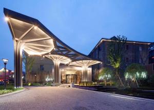 杭州杭州运河祈利酒店(非物质文化遗产酒店）的一座有灯的建筑,晚上有凉亭