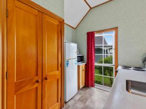 陶波Wonderful 2BR Cottage Nr Huka Falls w Aircons的厨房配有白色冰箱和窗户。