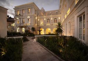 基多卡萨甘戈泰纳酒店的一座白色的大建筑,灯火通明