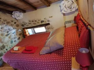 VicdessosArcogite的一间在房间内配有红色床的卧室