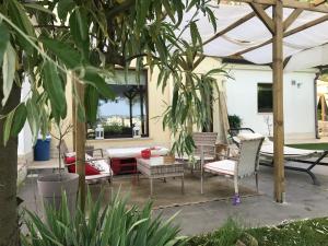 皮亚扎-阿尔梅里纳Villa La Mattina的一个带桌椅的庭院和一个帐篷