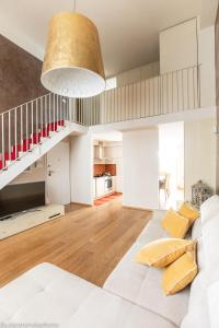 维亚雷焦Elena House Gold Apartment的客厅设有白色沙发和楼梯。