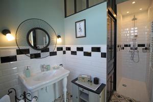 ChâlusAu fil du temps的白色的浴室设有水槽和镜子