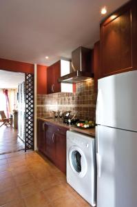 东方湾东方湾公寓式酒店的厨房配有洗衣机和冰箱。