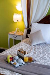卢瓦尔河畔叙利亨利四世酒店的床上摆着一盘食物