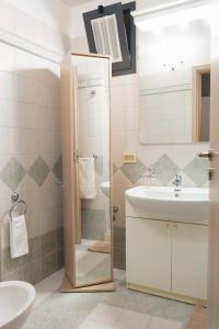 图里Pietranuova的一间带水槽和淋浴的浴室