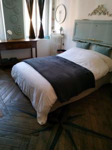 费康Chez Anne的一间卧室配有一张大床和蓝色床头板