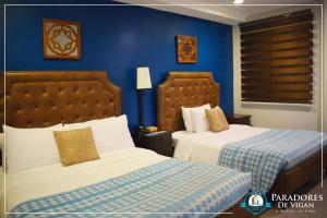 美岸帕拉多尔维甘旅馆的两张位于酒店客房的床,拥有蓝色的墙壁