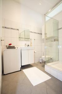 班贝格ROMEO & JULIA ZENTRAL的白色的浴室设有水槽和淋浴。