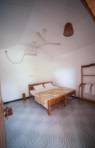 阿鲁甘湾Beach Lagoon Parans的客房设有两张床和吊扇。