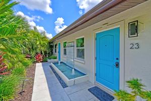 萨拉索塔Siesta Key Palms Resort的蓝色门和游泳池之家公寓