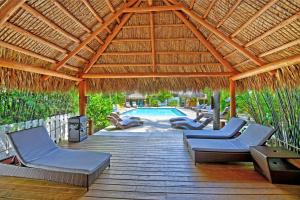 Siesta Key Palms Resort内部或周边的泳池