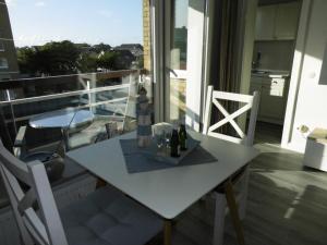 比苏姆Haus Rainer SM的美景阳台配有白色的桌椅